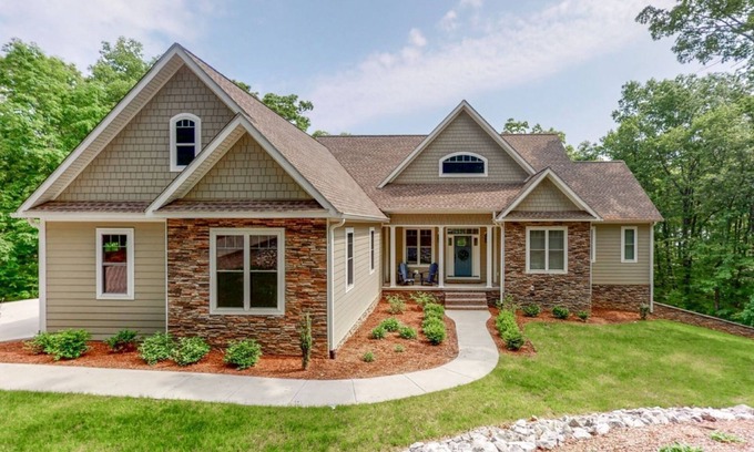 Almo House | 4 Bedrooms/Community Boat Docks/Nice Yard/Short walk to the Lake