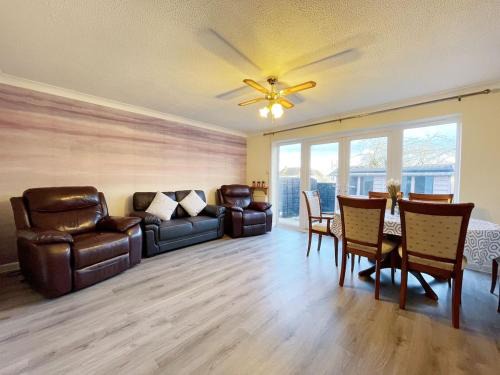 Yeovil Apartment | 4 Bedrooms Holiday Home