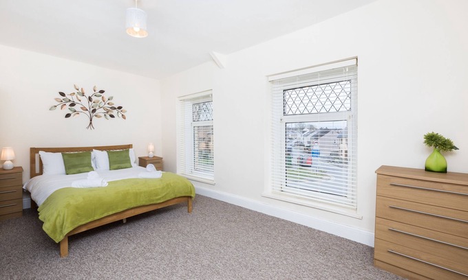 Llwchwr House | 4-Bedrooms, Parking, Courtyard, TV's In All Rooms!