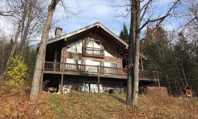 Mont-Tremblant Cottage | 4 bedrooms waterfront cottage on lake Duhamel in Mont-Tremblant
