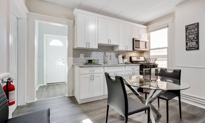 Orange House | 4 Bedrooms with easy access to NYC , Newark and The American Dream Mall .Parking