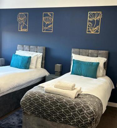 Basingstoke Apartment | 4 Beds 2 Bath Lift Refurbished Monthly Discounts