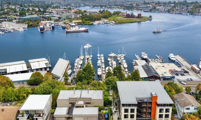 East Queen Anne Condo | 4 Beds Cozy Condo w/Stunning Lake Union, Mountain & Seattle City View