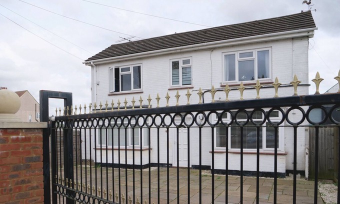 Bedford House | ★ 4 BR Country House - Quaint Village - Central Bedford