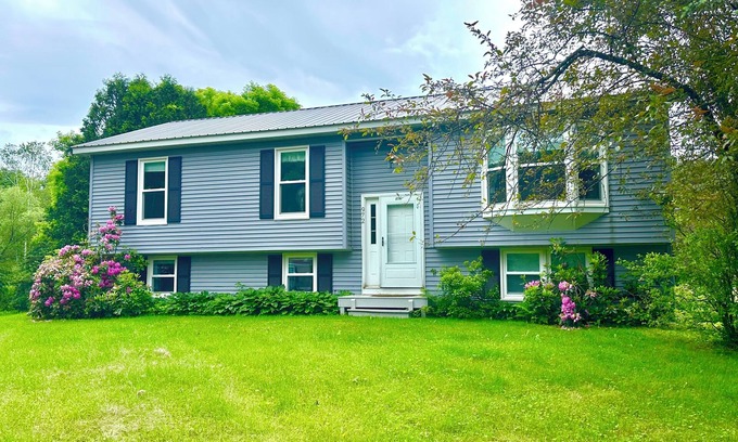 Cavendish House | 4 BR Ranch in Proctorsville VT-Families, couples, weddings. AC; hot tub