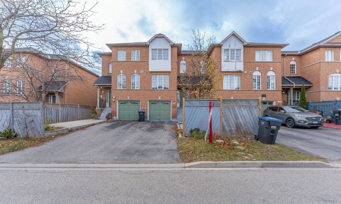 Brampton West House | 4 BR Relaxing Family Retreat in Charming Brampton