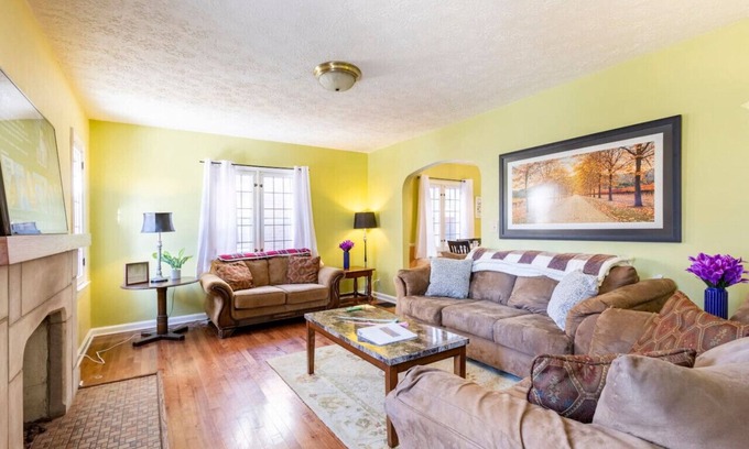 Meridian-Kessler House | 4 BRs+King Bed+Game Room+Broadripple+Bars+Spacious
