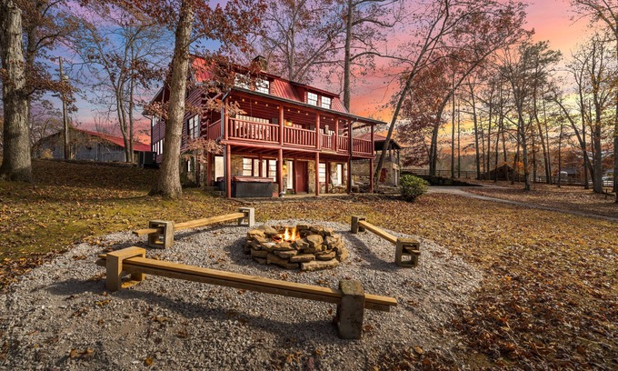 Knoxville Cabin | 4 Cabins, 16acres, UTK/Neyland, Smokies,sleeps 31, FP,Hottubs,Sauna,Fishing,Golf