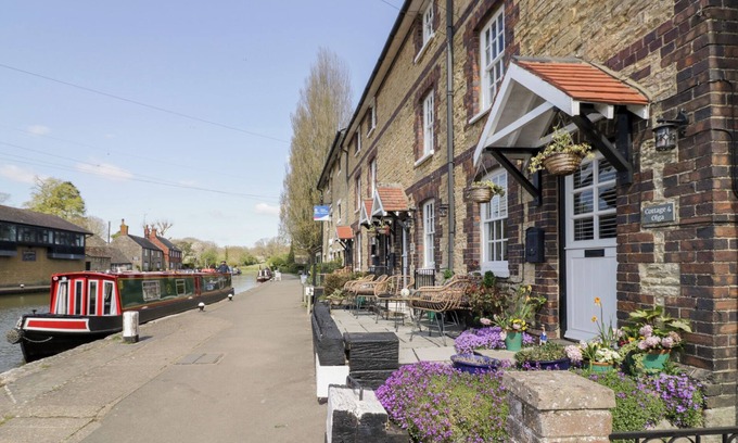 Stoke Bruerne House | 4 CANALSIDE COTTAGES, pet friendly, with a garden in Roade