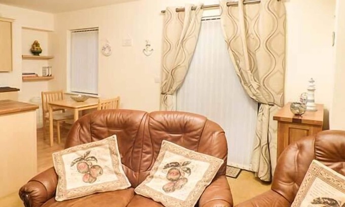 Burry Port Apartment | 4 CHANDLERS YARD, country holiday cottage in Burry Port