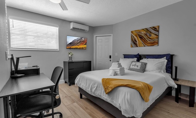 Bayshore Gardens Apartment | #4 Deluxe Queen Bed w/Private Bath & Entrance