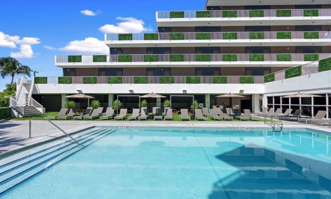 Central Beach Hotel | 4 Elegant Beach Units with Views & Walkable Fort Lauderdale Location