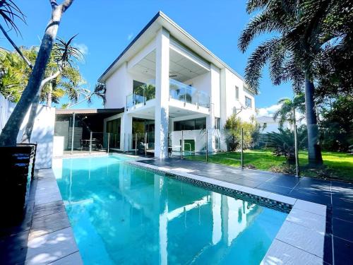 Calamvale House | 4 Ensuites Patio Pool BBQ Billiards Media Room