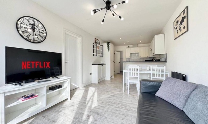 Doncaster Apartment | 4 Guests - 2 Bedrooms - Parking - 9min City Centre