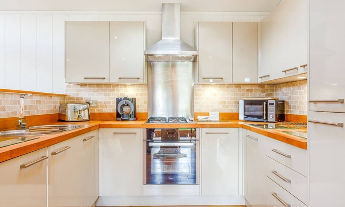 West Looe House | 4 Hedgerows