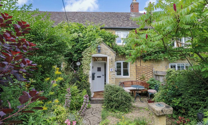 Bourton Cottage | 4 LANSDOWN COTTAGES, pet friendly in Bourton-On-The-Water
