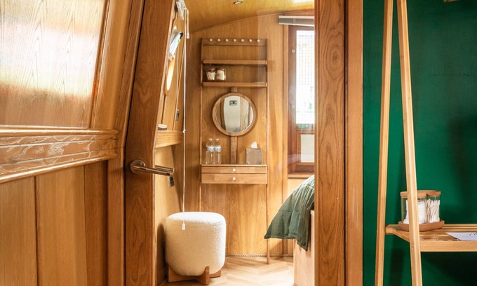 Bruntsfield Boat Rental | 4* Luxury floating wide beam houseboat moored in Edinburgh city center.