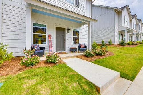 Auburn - Opelika House | 4 Mi to Auburn University Townhome with Fenced Yard