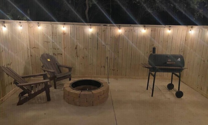 Highland Park Apartment | 4 MILE/RIVERWALK PRIVATE GUESTHOUSE WITH FIREPIT