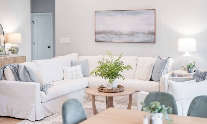 Lynchburg House | 4 min to LU! Hot Tub, Family-Friendly + Mtn Views