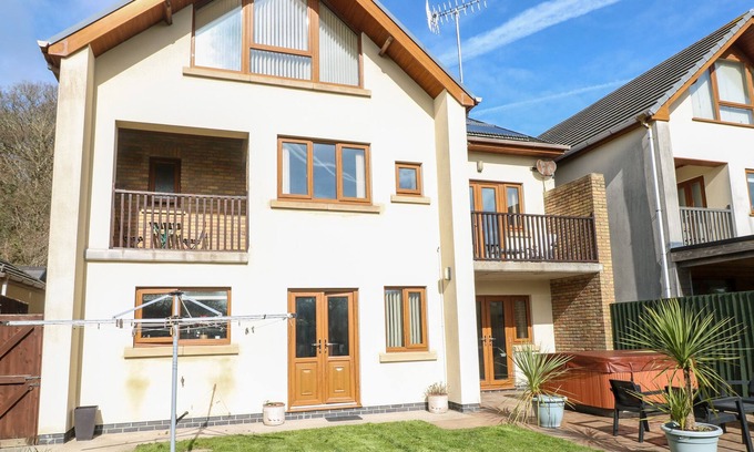 Burry Port Cottage | 4 OAKLANDS CLOSE, pet friendly, with hot tub in Burry Port