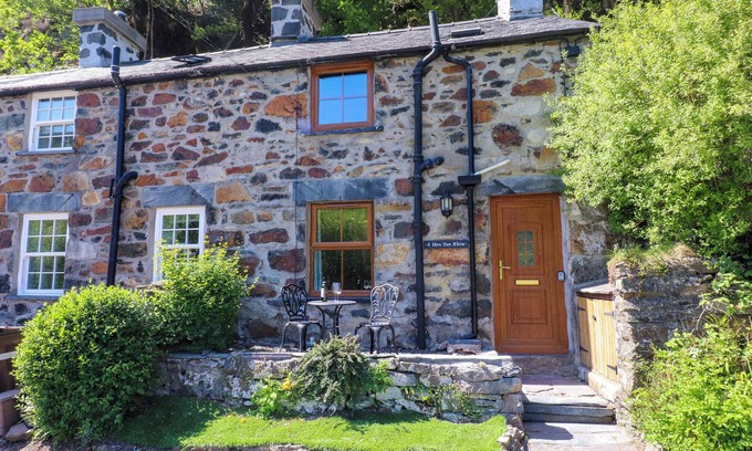 Beddgelert Cottage | 4 OLD TANRHIW, pet friendly, character holiday cottage in Beddgelert