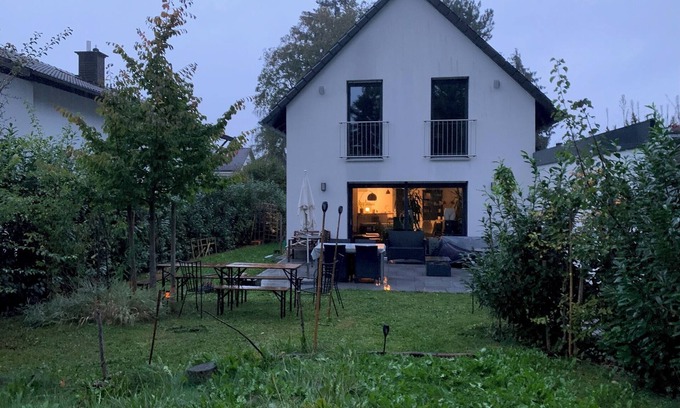 Berg am Laim Bed & Breakfast | 4 PAX Chill Room in Bed & Breakfast Haus Oase Munich. There are pretzels and coffee