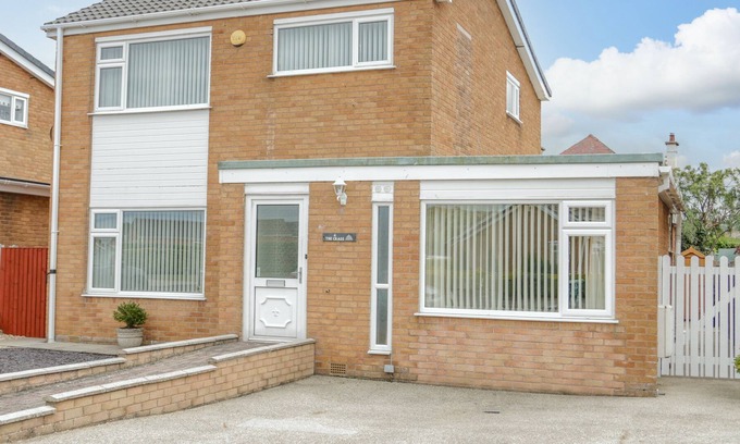 Penrhyn Bay Cottage | 4 PENRHYN BEACH EAST, pet friendly, with a garden in Penrhyn Bay