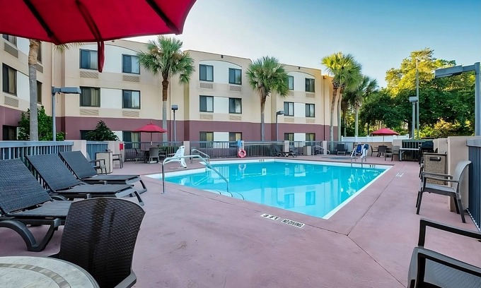 Palm Coast Hotel | 4 Pet-friendly Units w/Free Parking! Onsite Pool! Near Bing's Landing!