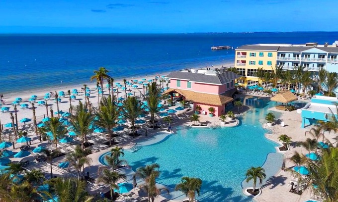 Fort Myers Beach Resort | 4 Pet-Friendly Rooms with Balcony & Outdoor Pool Near Crescent Beach Park