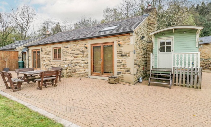 Hollow Meadows Cottage | 4 PHEASANT LANE, pet friendly, with hot tub in Stocksbridge