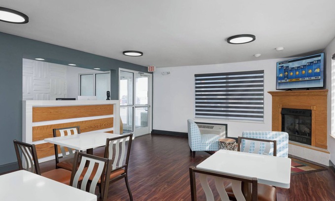 Graysville Hotel | 4 Separate Hotel Bedrooms with 2 Queen Beds in each room with attached bathroom