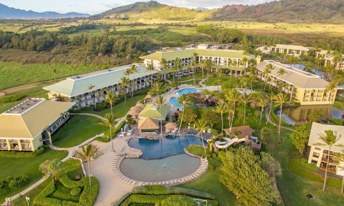 Hanamaulu Resort | 4 Star Beachfront Resort. King Bed. Lanai. AC. Restaurant. Pool. Gym. Spa.