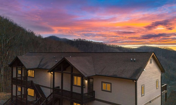 Sylva House | 4-Unit Mountain Retreat | 8BR, Views, Near Smokies