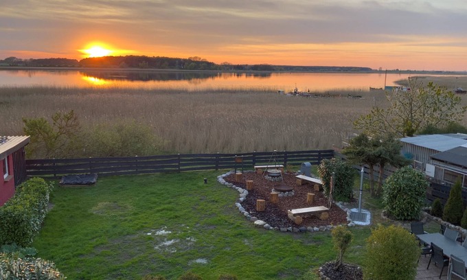 Molschow House | 4*-Villa-DIRECT WATERFRONT-LOCATION-WINTERGARDEN -KAJAKS-SAUNA-GARDEN-URIGE GRILL LOUNGE