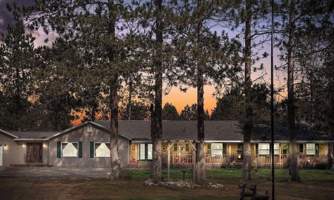 Reed City House | 40 acres of trails w/3-bedroom 2 bath house Ashton area family friendly spacious
