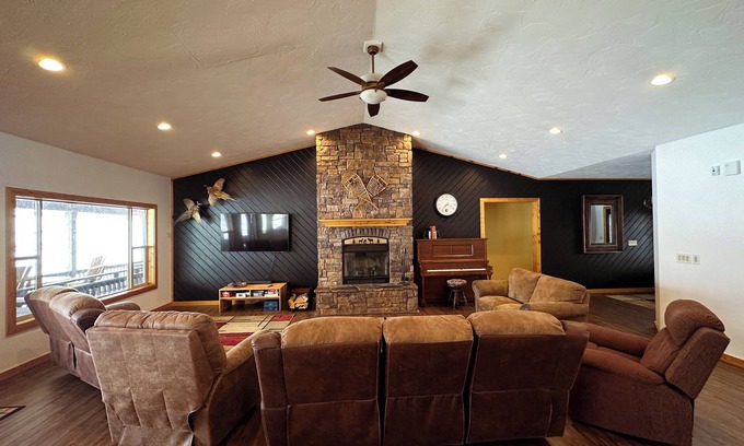 Ashton Cabin | 40 min from YNP! 18 Beds! New Bedding! Lots of parking!