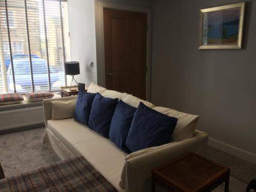 Barnard Castle House | 40 Newgate Barnard Castle -Central Location - Court Yard - Dog Friendly - Sleeps 7 - Wood Burner - Complimentary Logs & Wine - Smart TV