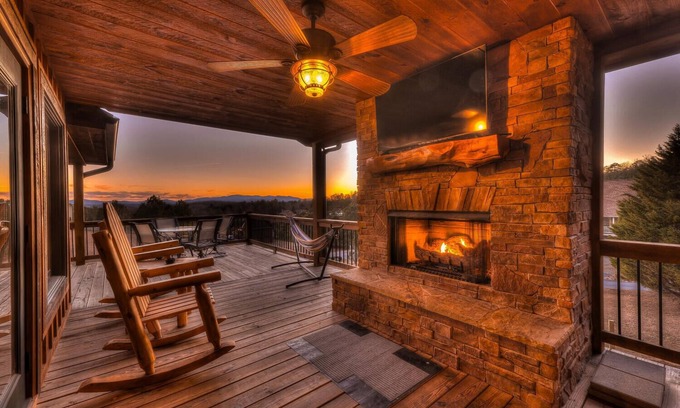 Morganton Cabin | 40% Off 10 min>Blue Ridge Mountain Views Hot Tub Firepit Game Room Fishing Pond