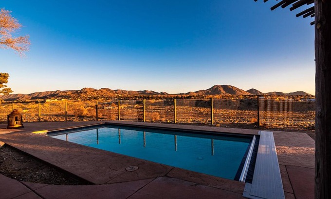 Albuquerque House | 🌄4000ft Modern Retreat🏊♂️Pool♨️Hot Tub🧳Sleeps 18 & Mountain Views