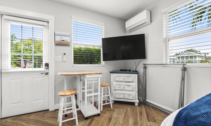 Dunedin Cottage | 401 B The Pink Studio with Kitchenette