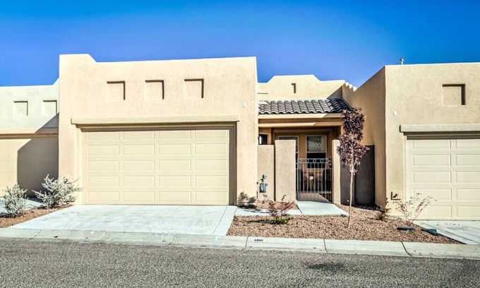 Las Cruces House | 4010 · Comfortable New Home with community pool and golf
