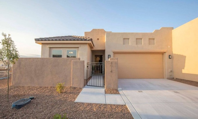 Las Cruces House | 4014/Russ Modern · New Home in Quiet Neighborhood - Relax and Enjoy