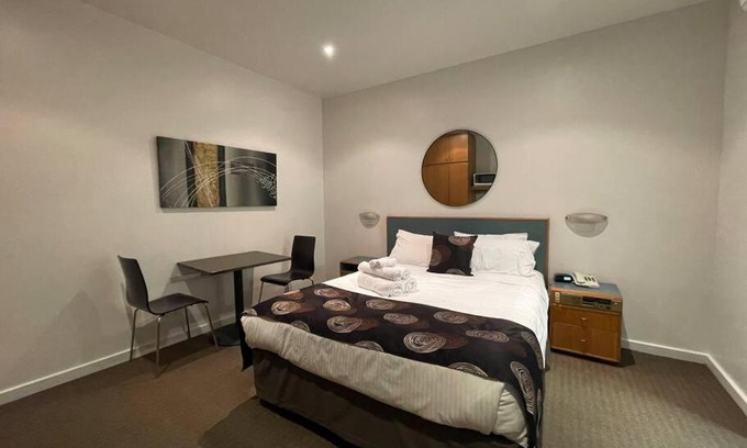 Adelaide Central Business District Apartment | 408 Lovely one BR ex hotel ensuite room in city