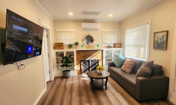 Pasadena Apartment | 41,Pasadena charming house Prime location King Bed !