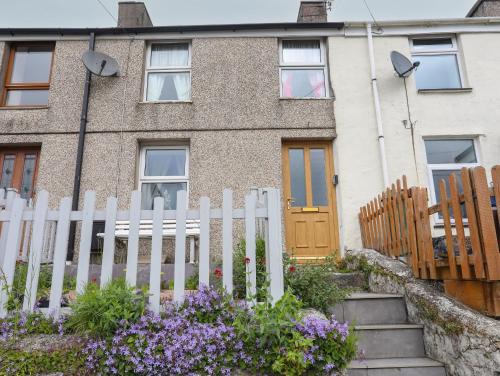 Llanllyfni House | 42 Hyfrydle Road