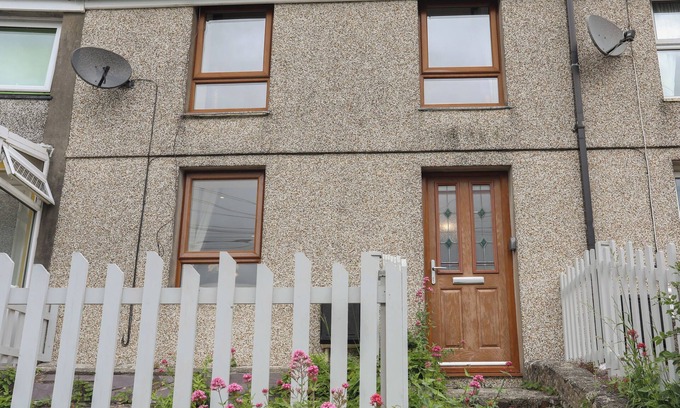 Llandwrog House | 43 HYFRYDLE ROAD, with open fire in Penygroes