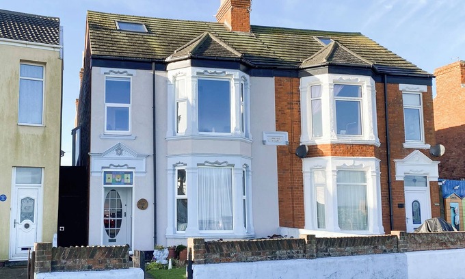 Withernsea Cottage | 46 THE PROMENADE, family friendly, with a garden in Withernsea