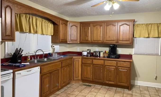 Cave City House | 4704 Mammoth Cave Rd. Cave City, KY 42127