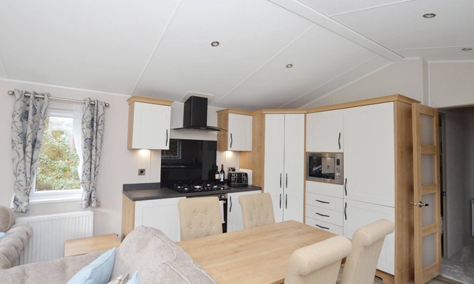 Weybourne Cottage | 476 Kelling Heath - a holiday caravan that sleeps 4 guests in 2 bedrooms